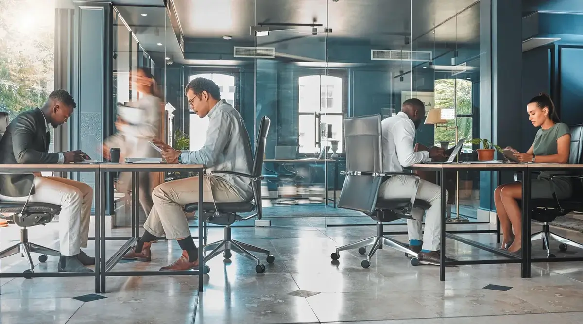 Employés de PME en Normandie travaillant sur ordinateurs – cybersécurité et protection contre les cyberattaques