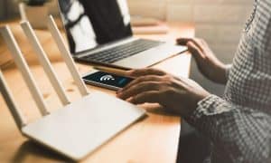 Sécuriser le wifi en entreprise – routeur, smartphone et ordinateur portable pour protéger le réseau