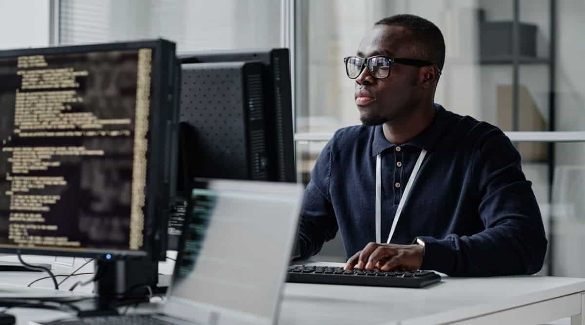 Sensibilisation à la cybersécurité des PME : le guide ultime - 2025 Expert en cybersécurité travaillant sur la protection des PME