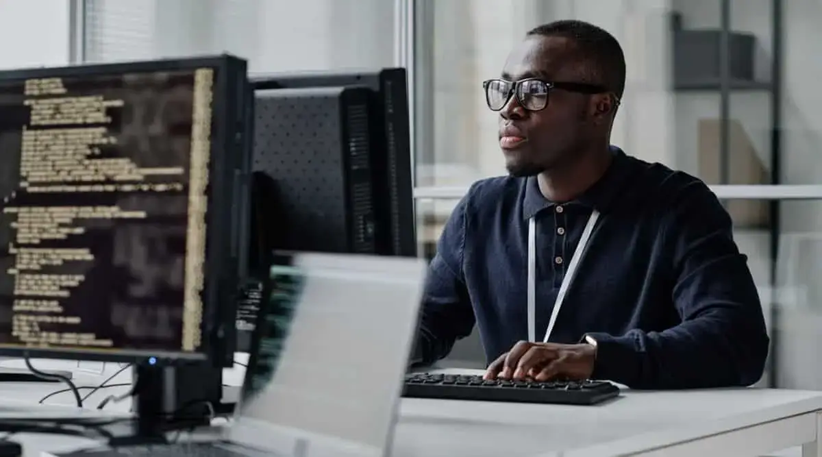 Expert en cybersécurité travaillant sur la protection des PME