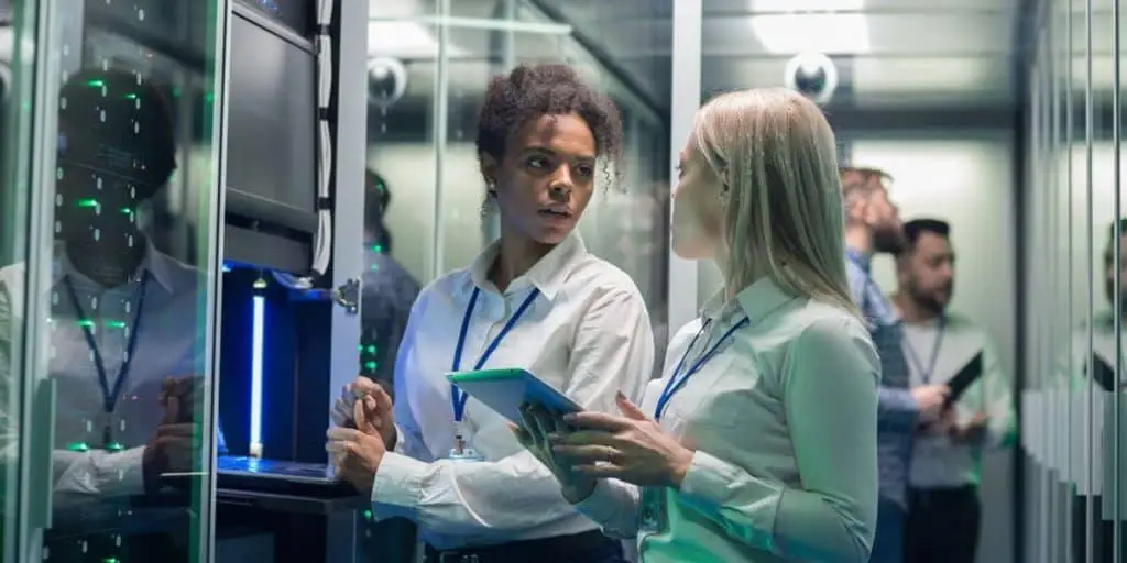 Deux expertes en cybersécurité réalisant un audit des serveurs informatiques d’une entreprise en Normandie pour renforcer la sécurité des données.