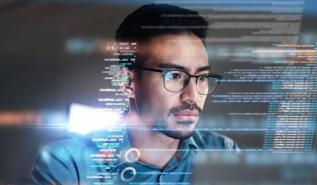 Ingénieur en cybersécurité analysant du code et des failles informatiques lors d’un audit de sécurité pour une entreprise en Normandie.