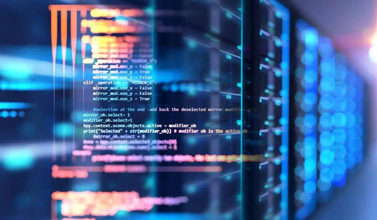 Code informatique affiché devant une rangée de serveurs en centre de données, illustrant un audit de cybersécurité en Normandie.