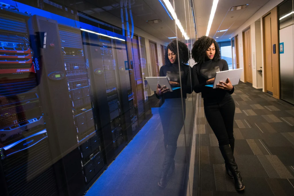 Stockage des données avec une femme qui s'assure que les données soient au bon endroit