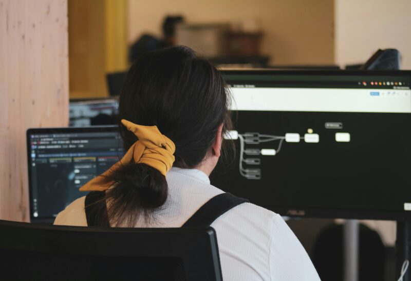 Femme devant son ordinateur qui partagent des données sur le cloud