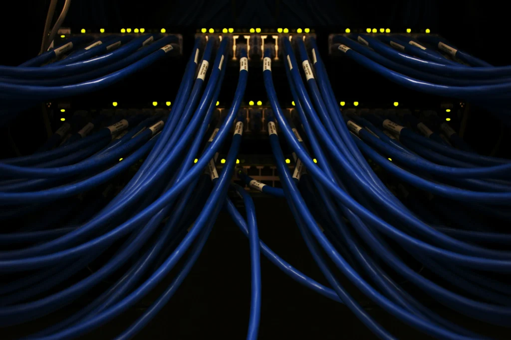 Serveur cloud avec des cables bleus