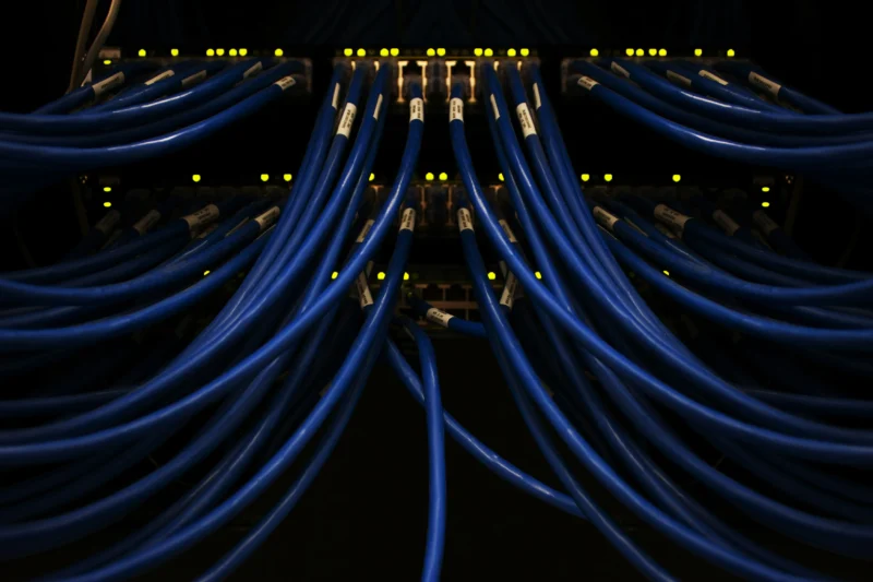 Serveur cloud avec des cables bleus