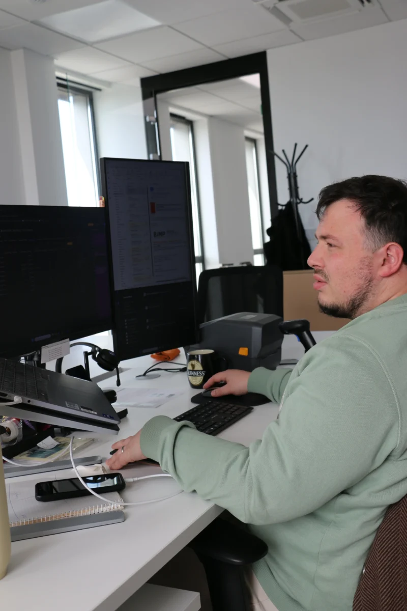 photo d'un collaborateur de chez STX Network qui fait de l'infogérance