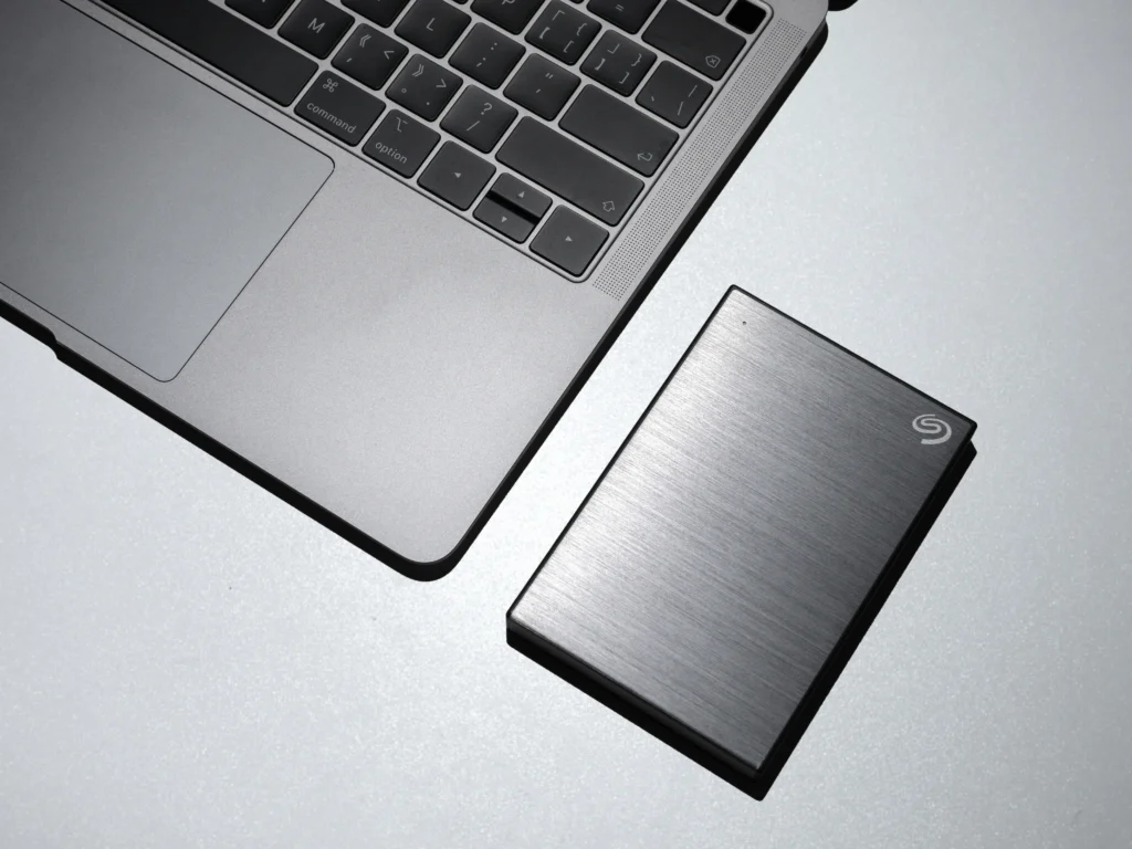 photo d'un ordinateur et d'un disque dur