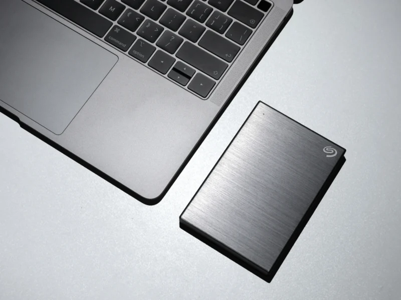 photo d'un ordinateur et d'un disque dur