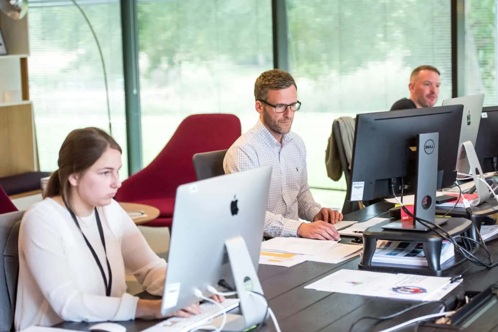 personnes qui gèrent l'informatique de leur client à distance