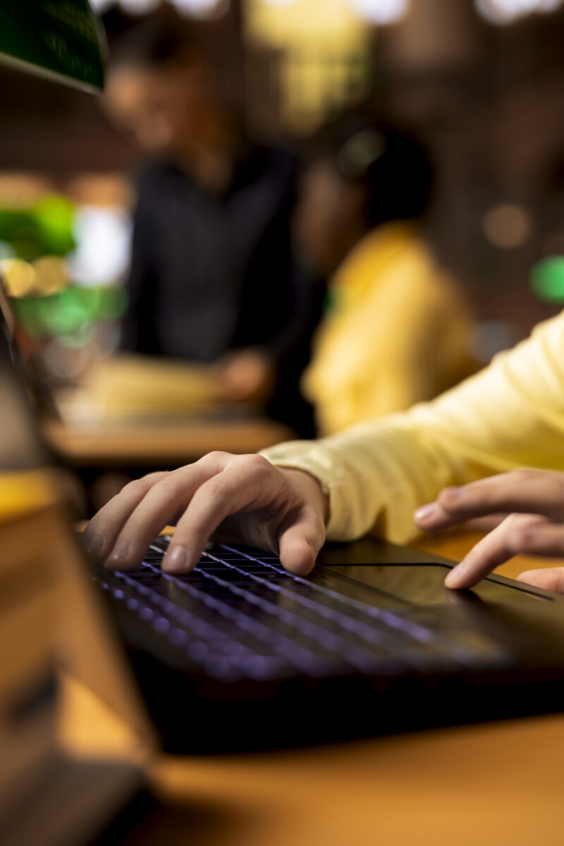 Un homme naviguant sur internet professionnel de façon sécurisé